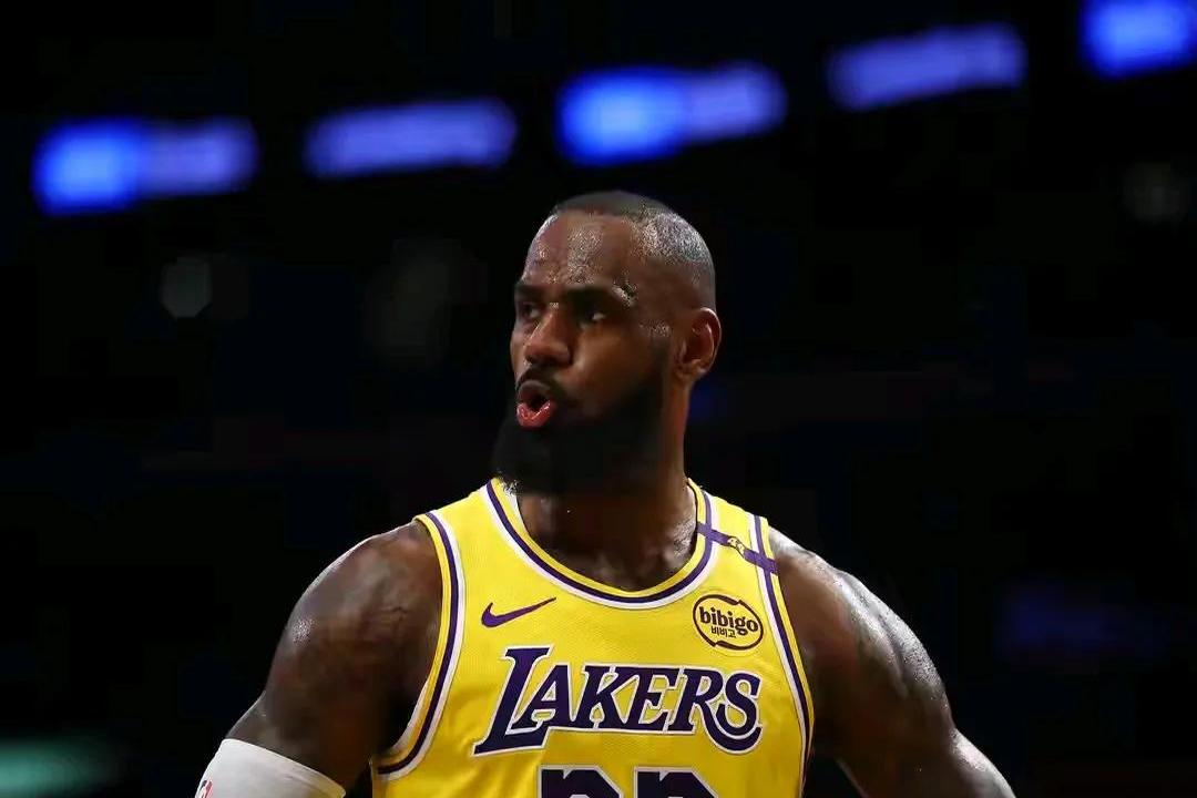 包含詹姆斯重返赛场，出色防守首场状态出色，尤文图斯观众沸腾！的词条